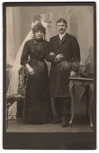 Fotografie Wilh. Klanneitz Jr., Dorsten i. W., Eheleute im schwarzen Brautkleid mit weissem Schleier und im Anzug