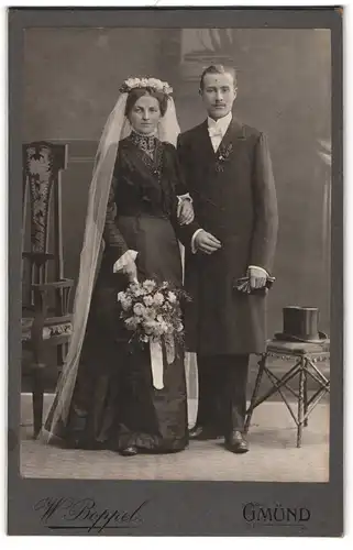 Fotografie W. Boppel, Gmünd, Brautleute im schwarzen Hochzeitskleid und Anzug mit Schleier und Zylinder