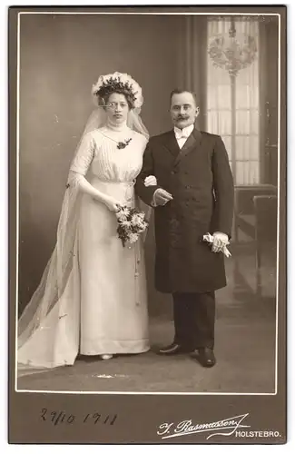 Fotografie J. Rasmussen, Holstebro, dänisches Brautpaar im weissen Hochzeitskleid und im Anzug posieren im Atelier