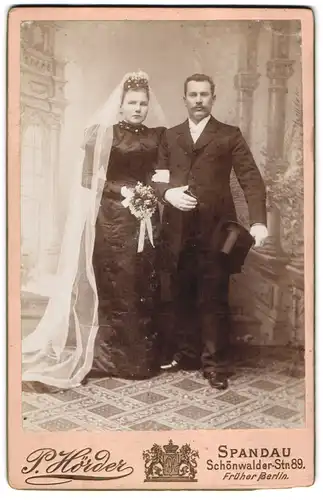 Fotografie P. Hörder, Spandau, Schönwald-Str. 89, junges Ehepaar im schwarzen Hochzeitskleid und Anzug mit Zylinder