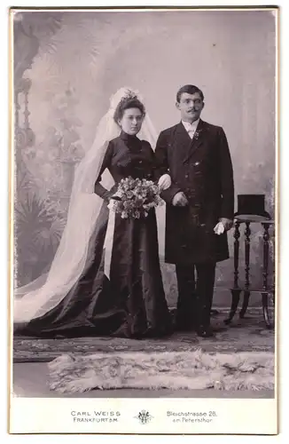 Fotografie Carl Weiss, Frankfurt / Main, Bleichestr. 28, Brautpaar im schwarzen Hochzeitskleid und Anzug mit Zylinder