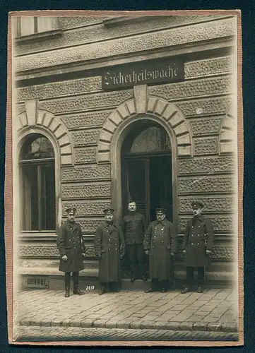 Fotografie unbekannter Fotograf und Ort, Beamte der österreichischen Bundespolizei in Uniform vor der Sicherheitswache