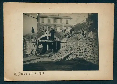 Fotografie unbekannter Fotograf und Ort, Maurer beim mauern eines Ziegel Rundbogens, 1910