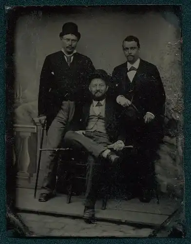 Fotografie Ferrotypie drei Herren in Anzügen mit Flanierstöcken und Melon