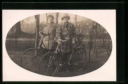 Foto-AK Zwei Damen mit ihren Fahrrädern