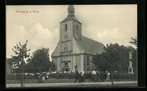 AK Burg /Spreew., Einwohner beim Kirchgang