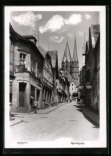 AK Gelnhausen, Strasse Schmidtgasse mit Geschäften und Kirche