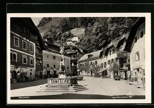 AK Hallstatt, Ortspartie mit Denkmal
