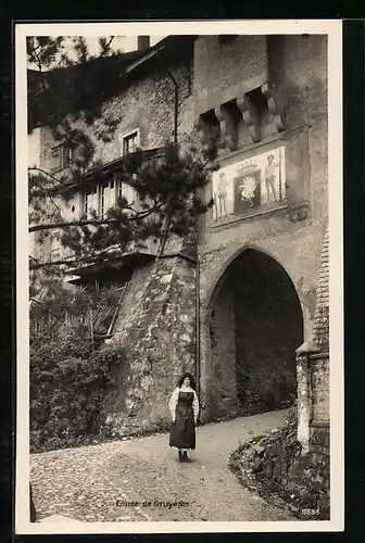 AK Gruyéres, Entrée, Mädchen vor einem Torbogen