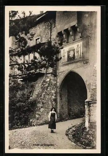 AK Gruyéres, Entrée, Mädchen vor einem Torbogen
