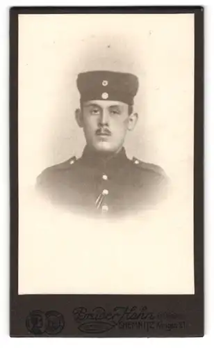 Fotografie Brüder Hahn, Chemnitz, Königstrasse 21, Junger Soldat mit Oberlippenbärtchen