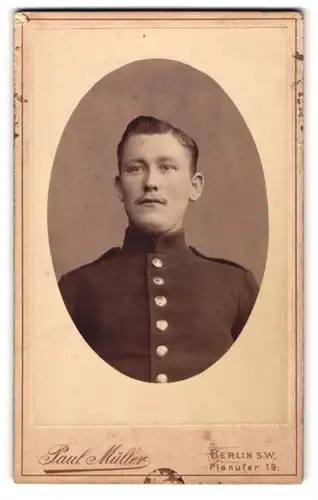 Fotografie Paul Müller, Berlin, Planufer 19, Junger Soldat mit Seitenscheitel und Segelohren
