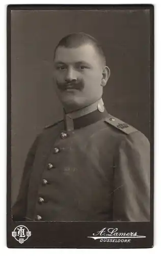 Fotografie A. Lamers, Düsseldorf, Kaiserstrasse 13, Soldat mit kurzgeschorenen Haaren und Zwirbelschnauzer