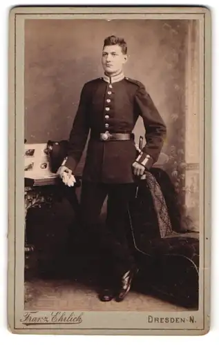Fotografie Franz Ehrlich, Dresden, Königsbrucker-Strasse 50, Junger Soldat in lässiger Haltung