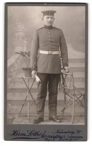 Fotografie Hermann Löthe, Naumburg, Langegasse 12, Soldat mit Zwirbelschnauzer und Handschuhen