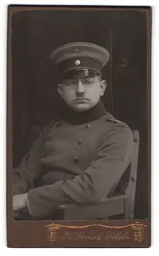 Fotografie H. Geilert, Dresden, Soldat mit Zwicker und Zweifingerbart