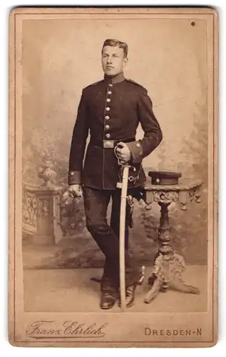 Fotografie Franz Ehrlich, Dresden, Königsbrucker-Strasse 105, Junger Soldat mit Degen in der Hand