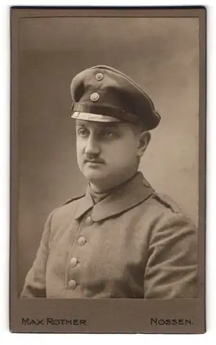 Fotografie Max Rother, Nossen, Waldheimerstrasse 29, Soldat mit Schirmmütze und rundlichem Gesicht