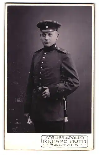 Fotografie Richard Huth, Bautzen, Wendischestrasse 13, Junger bartloser Soldat mit der Hand am Gürtel