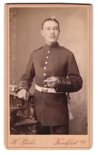 Fotografie H. Pfeiler, Frankfurt a. M., Gr. Scharrenstrasse 39, Soldat mit Zigarre und weissem Gürtel