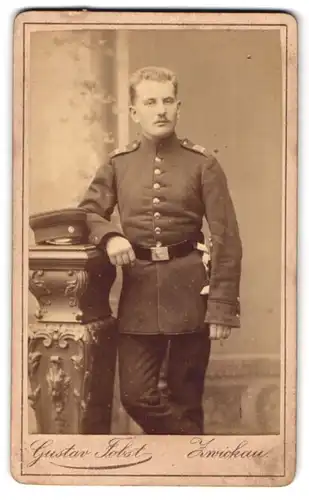 Fotografie Gustav Jobst, Zwickau, äussere Schneebergerstrasse 20, Junger blonder Soldat mit Schnurrbart