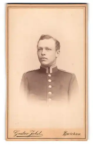 Fotografie Gustav Jobst, Zwickau, Äussere Schneebergerstrasse 20, Junger bartloser Soldat mit Seitenscheitel
