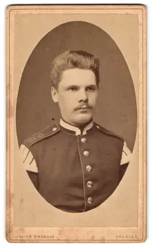 Fotografie Julius Grusche, Dresden, Bautzner-Strasse 39, Junger Soldat mit Schwalbennestern und Schnurrbart