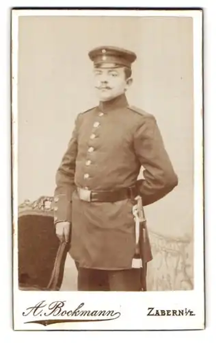Fotografie A. Bockmann, Zabern i. E., St. Nicolaus-Strasse 204, Junger Soldat mit Degen in strammer Haltung