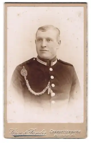 Fotografie Giese & Sander, Charlottenburg, Berlinerstrasse 80, Kräftiger junger Soldat mit Schützenkette