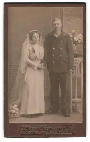 Fotografie J. Röttig, Georgswalde i. B., Neben den Schulen, Junger Soldat mit seiner Braut, Hochzeitsfoto