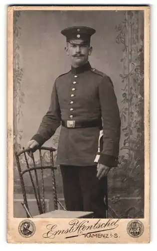 Fotografie Ernst Hentschel, Kamenz i. S., Junger Soldat mit Schnurrbart und Degen