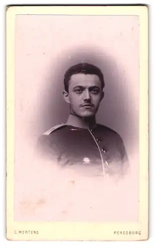 Fotografie Ludwig Mertens, Rendsburg, Am Gymnasium, Junger Soldat mit dunklen Haaren und Oberlippenbart