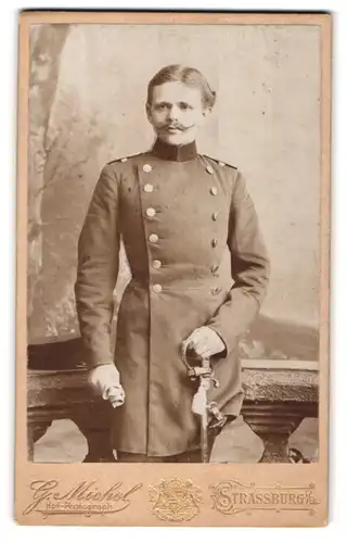 Fotografie Georg Michel, Strassburg i. E., Marnesiastaden 5, Junger Soldat mit Zwirbelschnauzer, auf den Degen gestützt