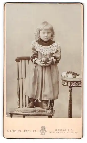Fotografie Atelier Globus, Berlin, Oranien-Str. 52-55, Kleines Mädchen im Kleid mit einem Ball