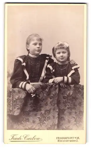 Fotografie Friedrich Carbow, Frankfurt a. M., Bleichstr. 2, Zwei Mädchen in modischen Kleidern