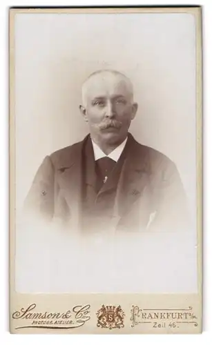 Fotografie Samson & Co., Frankfurt a. M., Zeil 46, Älterer Herr im Anzug mit Schnauzbart