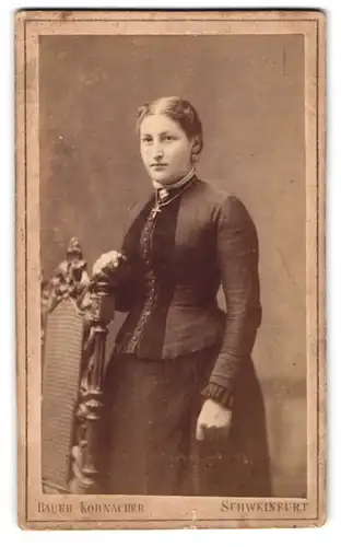 Fotografie Bauer-Kornacher, Schweinfurt, Hellersgasse 9, Modisch gekleidete Dame mit Kreuzkette