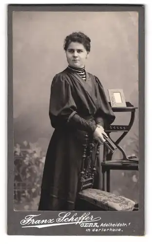 Fotografie Franz Scheffer, Gera, Adelheidstr. 1, Junge Dame im Kleid mit einem Buch