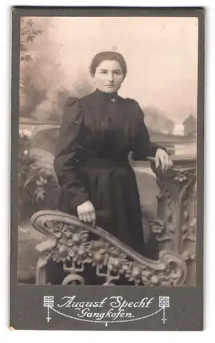 Fotografie August Specht, Gangkofen, Bahnhofstrasse, Junge Dame im Kleid