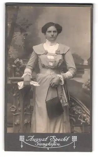 Fotografie August Specht, Gangkofen, Bahnhofstrasse, Junge Frau im Kleid mit Handtasche