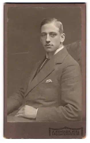 Fotografie A. Rohwer, Kiel, Brunswiekerstr. 15 A, Junger Mann im Anzug mit Krawatte