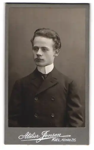 Fotografie Atelier Jensen, Kiel, Klinke 26, Junger Herr im Anzug mit Krawatte
