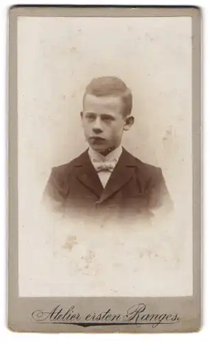 Fotografie unbekannter Fotograf und Ort, Junger Herr im Anzug mit Fliege