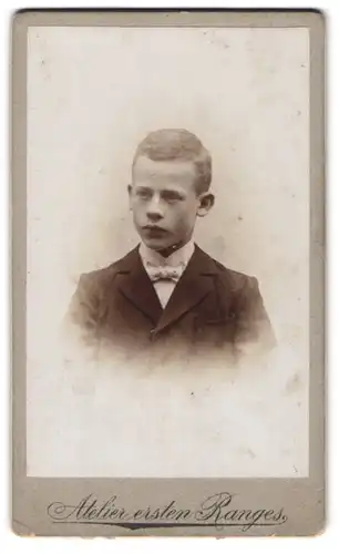 Fotografie unbekannter Fotograf und Ort, Junger Herr im Anzug mit Fliege