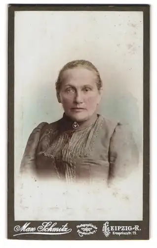 Fotografie Max Schmitz, Leipzig-R., Kronprinzstr. 19, Bürgerliche Dame mit zurückgebundenem Haar