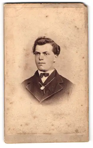 Fotografie unbekannter Fotograf und Ort, Junger Herr im Anzug mit Fliege