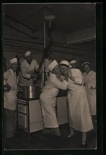 Foto-AK In der Küche geht`s hoch her, Koch küsst seine Gehilfin