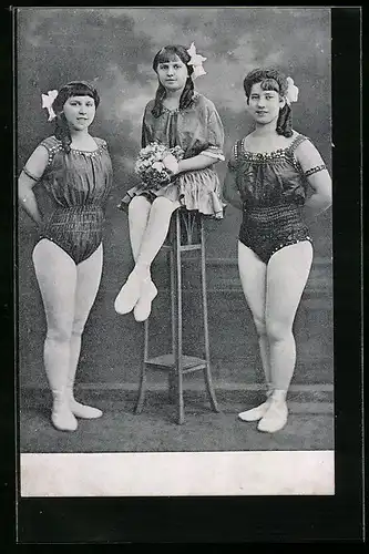 AK Drei junge Akrobatinnen in ihren Anzügen