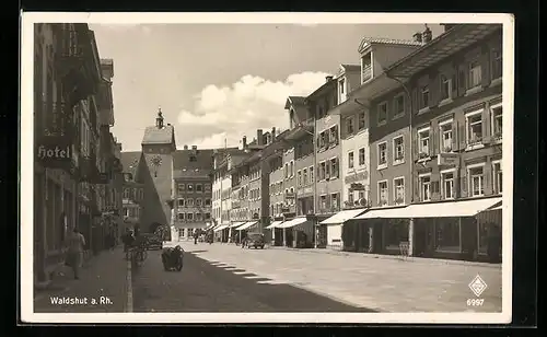 AK Waldshut a. Rh., Strassenpartie mit Hotel