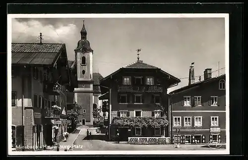 AK Miesbach, Hindenburg-Platz mit Geschäften und Kirche